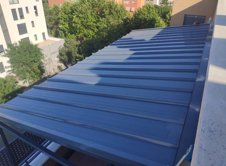 Techo fijo tipo panel sándwich