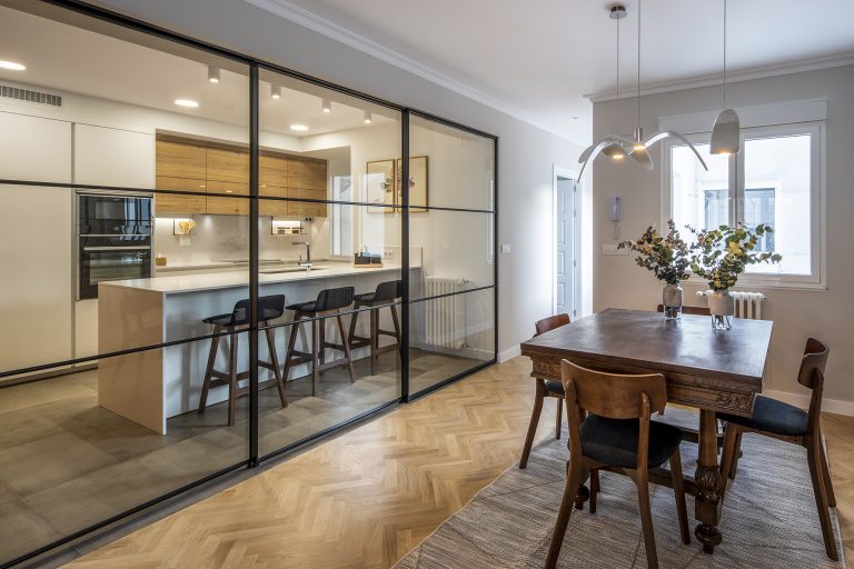 Cerramientos de cocina: ¿Cómo integrar cristal y aluminio para un estilo minimalista?