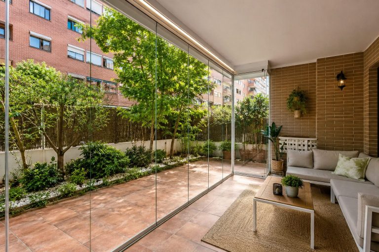 ¿Se puede cerrar la terraza de un bajo en Madrid?